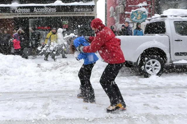 Students play in the snow along a street in the town of Corte on January 17, 2017 on the French Mediterranean island of Corsica. (Photo by Pascal Pochard-Casabianca/AFP Photo)