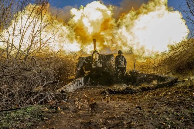 A Ukrainian soldier of an artillery unit fires towards Russian positions outside Bakhmut on November 8, 2022, amid the Russian invasion of Ukraine. (Photo by Bulent Kilic/AFP Photo)