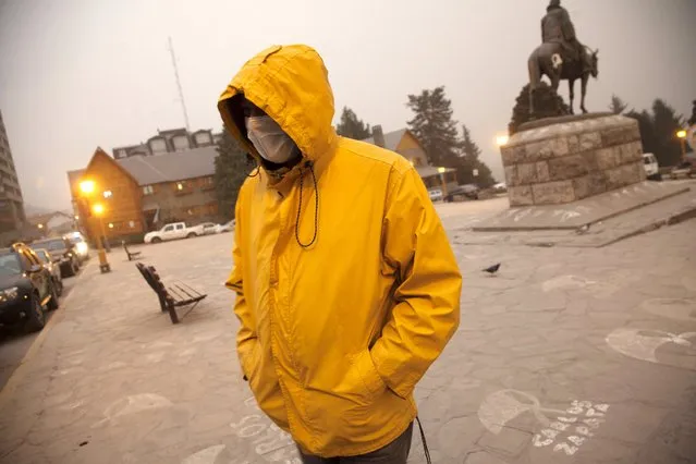 A resident walks by the Centro Civico (Civic Centre) covered with ash from the Calbuco volcano in the Patagonian Argentine city of San Carlos de Bariloche April 23, 2015. Volcano Calbuco in southern Chile that erupted unexpectedly on Wednesday was still pouring ash into the sky on Thursday, forcing the cancellation of flights from nearby towns in both Chile and neighboring Argentina. (Photo by Alejandra Bartoliche/Reuters)
