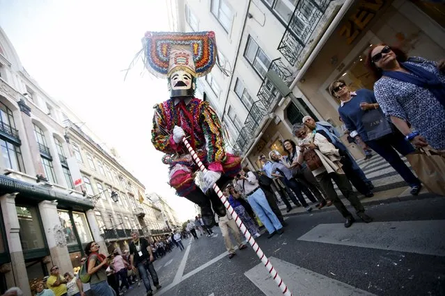 A member of the “Los Danzantes y Los Boteiros” folk group performs during the parade of the 10th International Festival of the Iberian Mask in Lisbon, Portugal May 9, 2015. (Photo by Rafael Marchante/Reuters)
