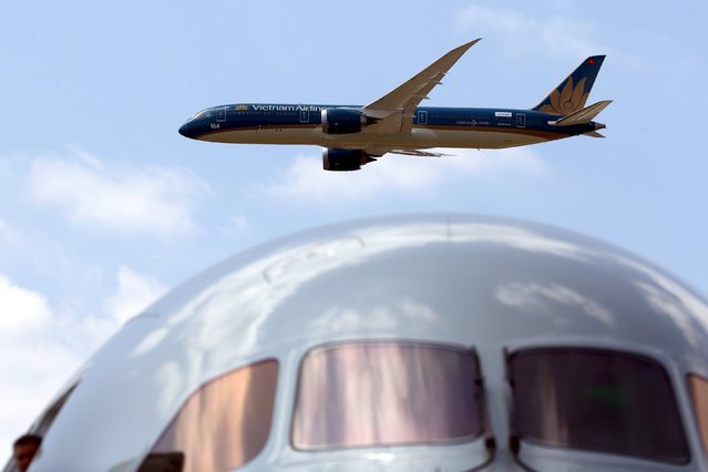 A Boeing 787-9 Dreamliner participates in a flying display during the 51st Paris Air Show at Le Bourget airport near Paris, June 17, 2015. REUTERS/Pascal Rossignol 