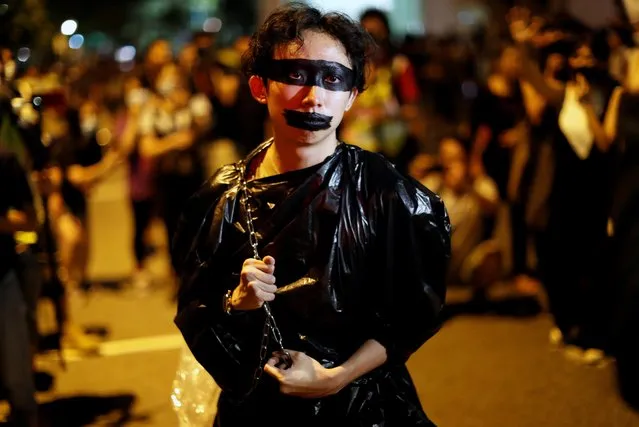 A performer carries a chain outside the colonial-era indoor Queen Elizabeth stadium, the venue of the first community dialogue held by Hong Kong Chief Executive Carrie Lam in Hong Kong, China on September 26, 2019. Lam said she had to hold talks with the people no matter how difficult they may be, as she opened the first “open dialog” session with the public in a bid to end nearly four months of sometimes violent protests. (Photo by Jorge Silva/Reuters)
