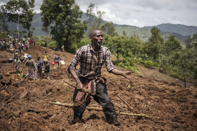 A man reacts as residents and volunteers dig in the mud in search for bodies at the scene of a landslide in Kencho Shacha Gozdi on July 25, 2024. The death toll from landslides in a remote region of southern Ethiopia has risen to 257, the United Nations said Thursday, warning that the number of victims could soar to up to 500. Rescuers are pressing on with the grim search for bodies and survivors in the stricken locality of Kencho Shacha Gozdi, with crowds of distraught locals digging through a sea of mud often using just their bare hands and shovels. (Photo by Michele Spatari/AFP Photo)