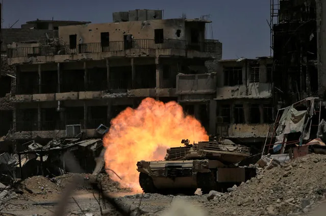 A tank of the Emergency Response Division fires at Islamic State militant in the old city of Mosul, Iraq July 5, 2017. (Photo by Alaa Al-Marjani/Reuters)
