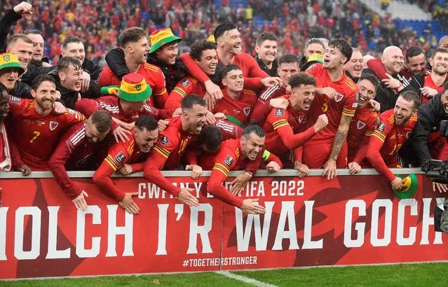 Wales players celebrate after qualifying for the World Cup by beating Ukraine in Cardiff, Britain on June 5, 2022. (Photo by Rebecca Naden/Reuters)