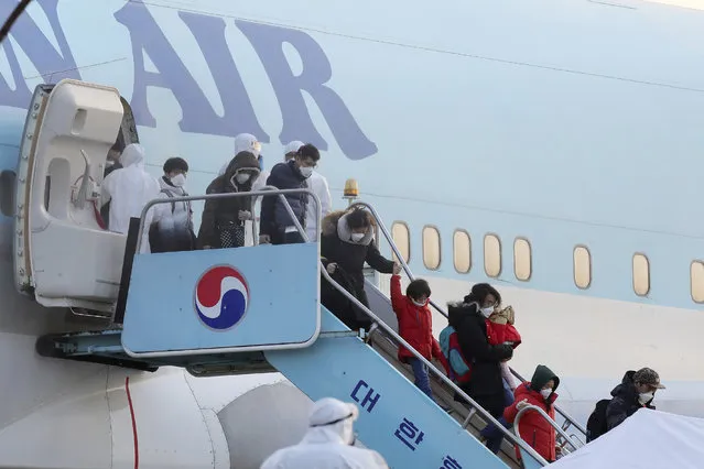 South Koreans evacuated from Wuhan, China, disembark from a chartered flight at Gimpo Airport in Seoul, South Korea, Friday, January 31, 2020. South Korea sent planes to fly back home more of their nationals from the Chinese city of Wuhan, the epicenter of a new virus. (Photo by Kim Kyun-hyun/Newsis via AP Photo)