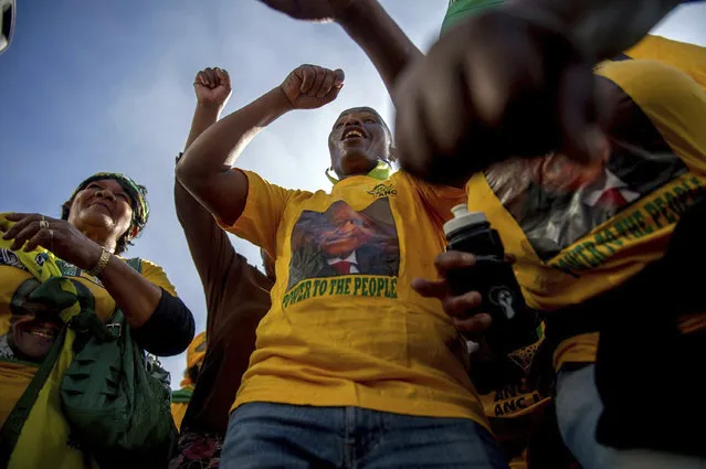 African National Congress (ANC) protesters in support of President Jacob Zuma march to parliament in Cape Town, South Africa, Tuesday August 8, 2017. South Africa's parliament prepared to vote Tuesday on a motion of no confidence in embattled South African President Jacob Zuma that could force him to resign after months of growing anger over alleged corruption. (Photo by AP Photo)