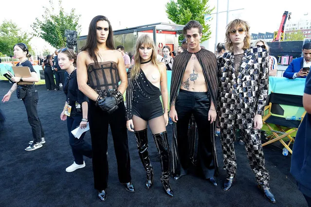 (L-R) Ethan Torchio, Victoria De Angelis, Damiano David and Thomas Raggi of Måneskin attend the 2022 MTV VMAs at Prudential Center on August 28, 2022 in Newark, New Jersey. (Photo by Jeff Kravitz/Getty Images for MTV/Paramount Global)