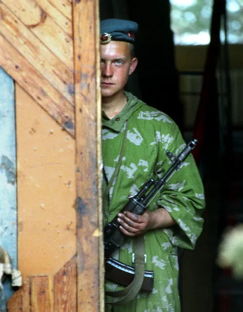 Abkhazia, 1993. A Russian paratrooper guards the entrance to a seismic research laboratory in the settlement of Eshery during the 1992-1993 Georgian–Abkhaz conflict. (Photo by Vladimir Velengurin/ITAR-TASS)