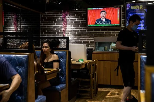 Chinese President Xi Jinping is seen on a TV screen in a restaurant in Hong Kong on October 16, 2022, as he delivers the opening speech of the ruling Communist Partys 20th party congress in Beijing. (Photo by Isaac Lawrence/AFP Photo)