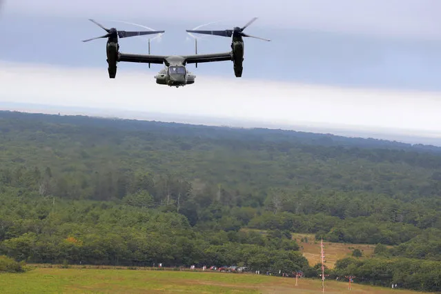 An Osprey tilt-rotor aircraft flies with the lift carrying U.S. President Barack Obama and his family at the conclusion of their vacation in Edgartown, Massachusetts, U.S., August 21, 2016. (Photo by Joshua Roberts/Reuters)