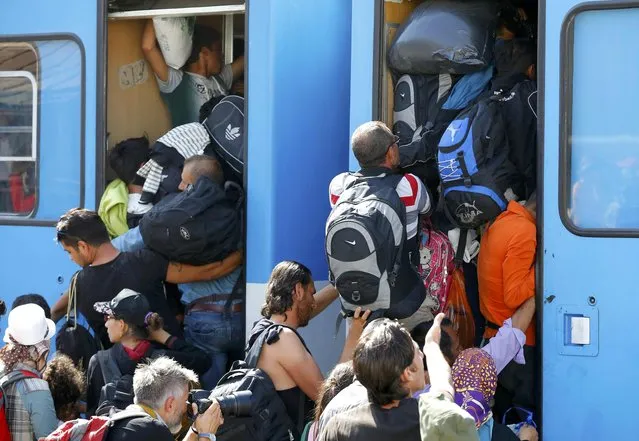 Migrants scramble aboard a train at the station in Beli Manastir, Croatia September 18, 2015. (Photo by Laszlo Balogh/Reuters)