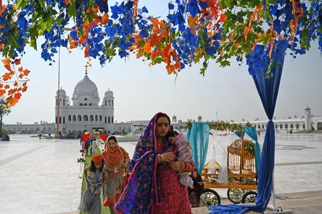Sikh pilgrims arrive to take part in a religious ritual on the occasion of the 481th death anniversary of Baba Guru Nanak Dev Ji, the founder of Sikhism, at Gurdwara Darbar Sahib in Kartarpur near the India-Pakistan border on September 22, 2020. (Photo by Aamir Qureshi/AFP Photo)