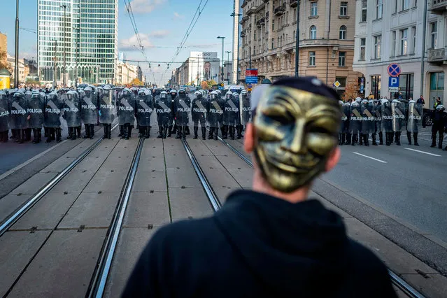 Police clashes with participants of a demonstration against the coronavirus restrictions on October 24, 2020 in Warsaw, amid the coronavirus Covid-19 pandemic. (Photo by Wojtek Radwanski/AFP Photo)