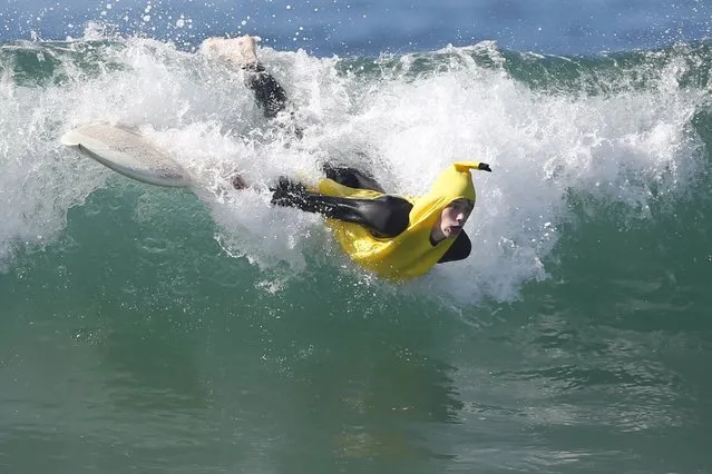 A man dressed in a banana suit wipes out during the ZJ Boarding House Haunted Heats Halloween Surf Contest in Santa Monica, California, United States, October 31, 2015. (Photo by Lucy Nicholson/Reuters)