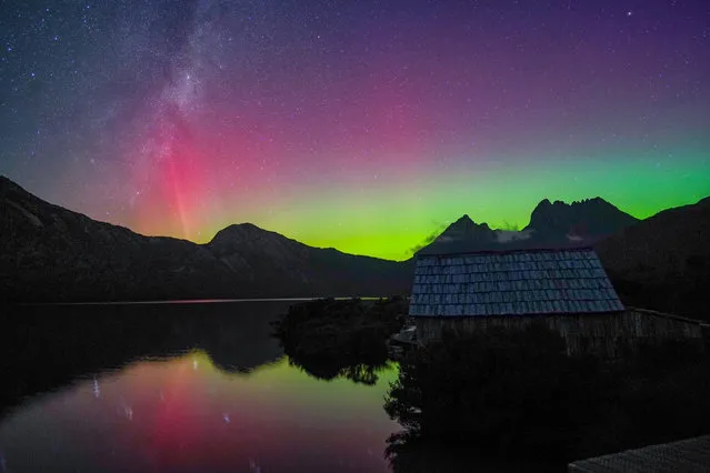 The Aurora Australis reflects off the lake at Cradle Mountain in Tasmania, Australia on April 24, 2023. (Photo by Rusli Hashim/The Guardian)