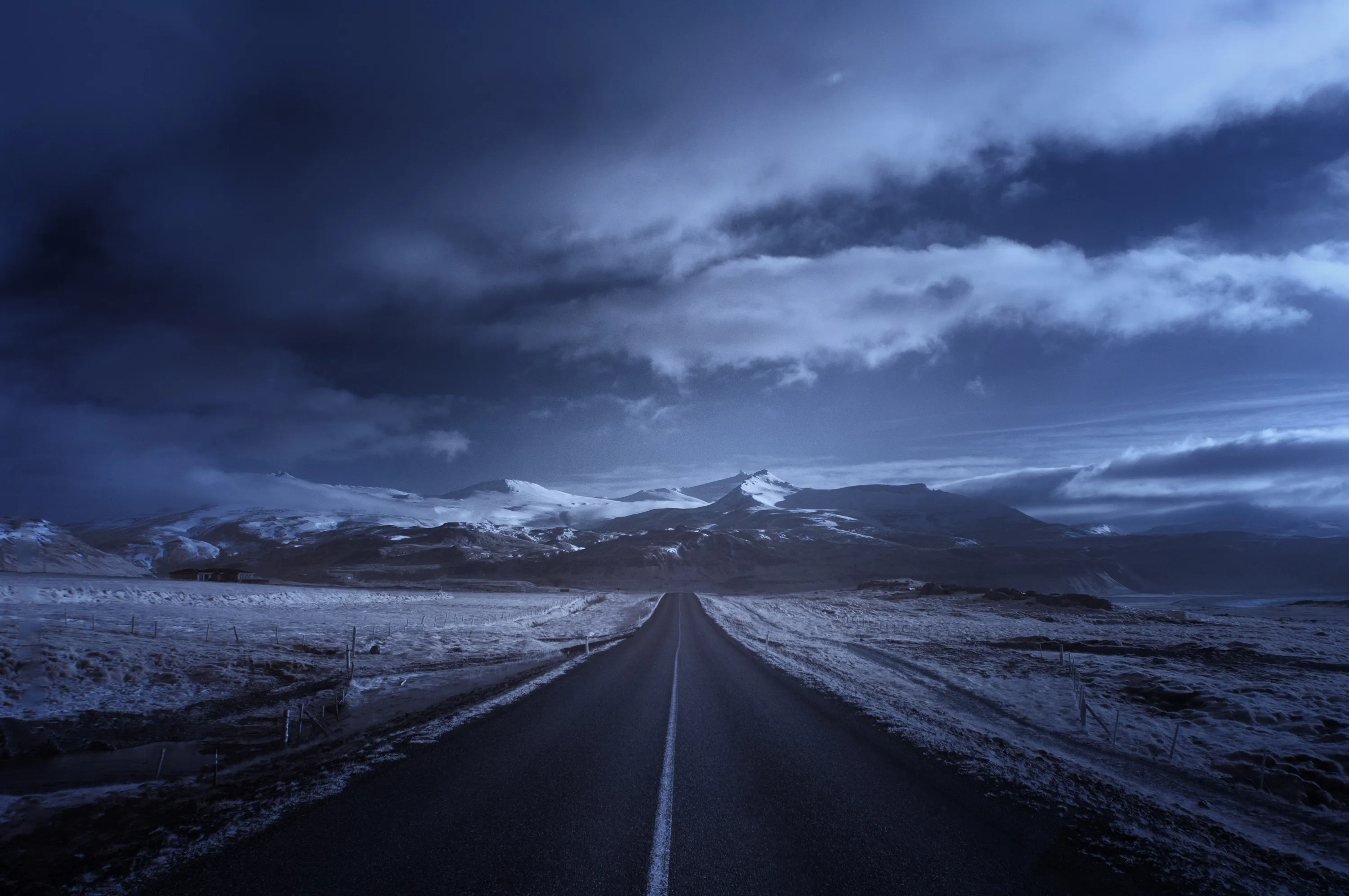 Никуда фото. Дорога никуда. Самая красивая дорога. Дорога в никуда фото. Ночная зимняя дорога.