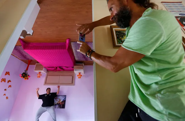 A tourist from Saudi Arabia poses for a picture inside an upside-down house in the Mediterranean resort city of Antalya, Turkey, November 12, 2016. (Photo by Murad Sezer/Reuters)