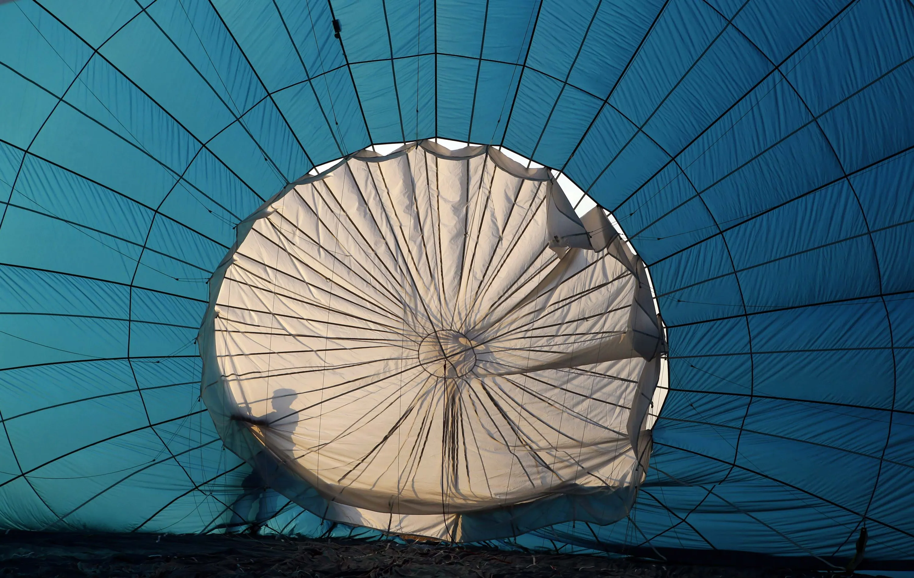 Воздух внутри оболочки воздушного шара объемом. Оболочка воздушного шара. Воздушный шар с клапаном. Воздушный шар из жесткой оболочки. Мембрана воздушная шар.