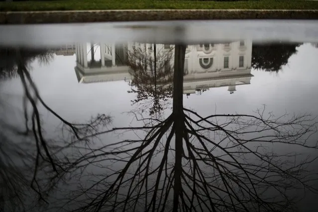 The White House is see reflected during a rainy day in Washington, December 17, 2015. (Photo by Carlos Barria/Reuters)