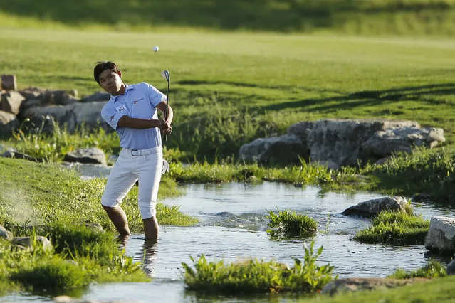 Si Woo Kim of Korea plays a shot on the 18th hole during the final round of the 2019 Valero Texas Open at TPC San Antonio Oaks Course on April 07, 2019 in San Antonio, Texas. (Photo by Michael Reaves/Getty Images)