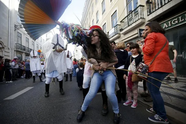 Members of the “Los Danzantes y Los Boteiros” folk group perform during the parade of the 10th International Festival of the Iberian Mask in Lisbon, Portugal May 9, 2015. (Photo by Rafael Marchante/Reuters)