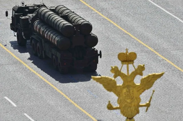 Russian S-400 Triumph/SA-21 Growler medium-range and long-range surface-to-air missile systems drive during the Victory Day parade at Red Square in Moscow, Russia, May 9, 2015. (Photo by Reuters/Host Photo Agency/RIA Novosti)