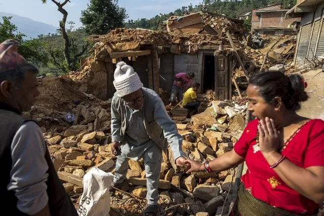 Local residents clear rubble from the ruins of their home after the April 25 earthquake in Sindhupalchowk, Nepal, May 14, 2015. (Photo by Athit Perawongmetha/Reuters)