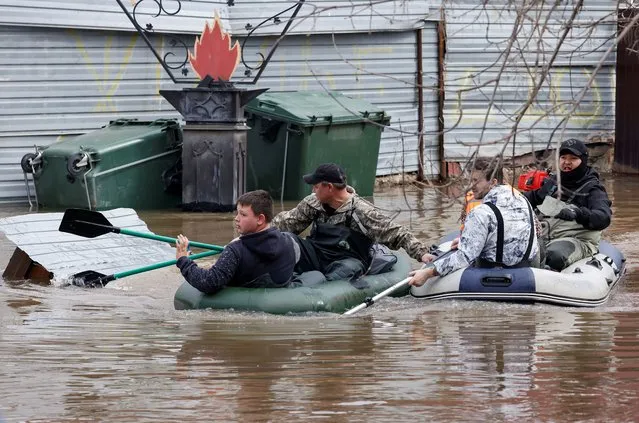 People row on inflatable boats amid flooding in the city of Orenburg, Russia on April 10, 2024. (Photo by Maxim Shemetov/Reuters)