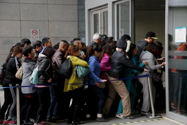People rush into Peking Union Hospital in Beijing, China, early April 6, 2016. (Photo by Kim Kyung-Hoon/Reuters)
