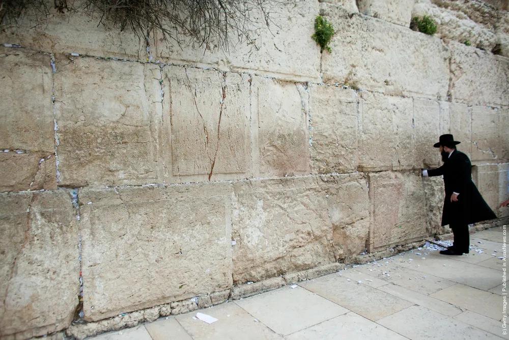 Prayers And Messages to God are Removed from the Western Wall