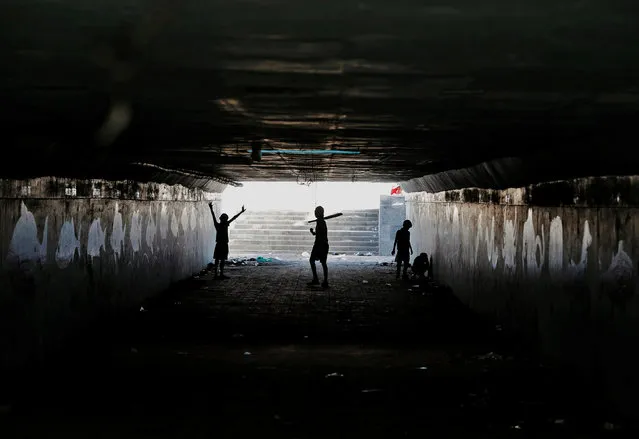 Children play cricket at a pedestrian underpass in Mumbai, India June 2, 2016. (Photo by Shailesh Andrade/Reuters)