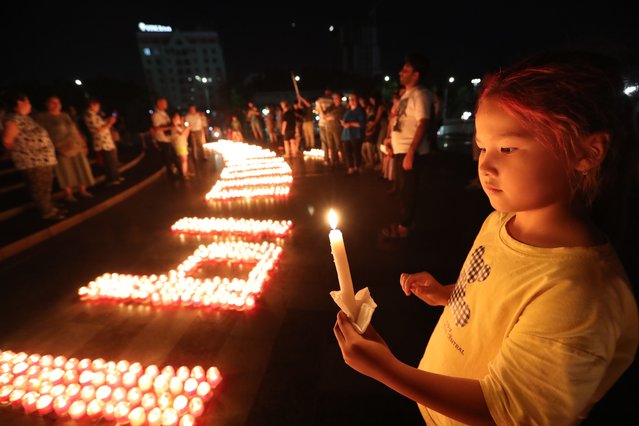 Kyrgyz people hold candles at a memorial ceremony on Victory Square on the eve of the “Great Patriotic War of 1941” that began when German troops attacked the Soviet Union during World War II, in Bishkek, Kyrgyzstan, 21 June 2023. The “Great Patriotic War”, as dubbed in the then Soviet Union, started on 22 June 1941 and ended on 09 May 1945. (Photo by Igor Kovalenko/EPA/EFE)