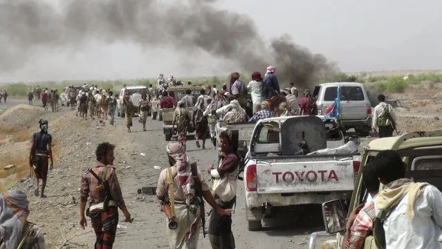 Fighters loyal to Yemen's President Abd-Rabbu Mansour Hadi gather on a road leading to the  al-Anad military and air base in the country's southern province of Lahej August 3, 2015. Fighters loyal to Yemen's exiled president Abd-Rabbu Mansour Hadi, bolstered by Gulf Arab support, seized the country's largest military base from Houthi forces on Monday after heavy combat in which dozens were killed or captured, a pro-Hadi commander said. (Photo by Reuters/Stringer)