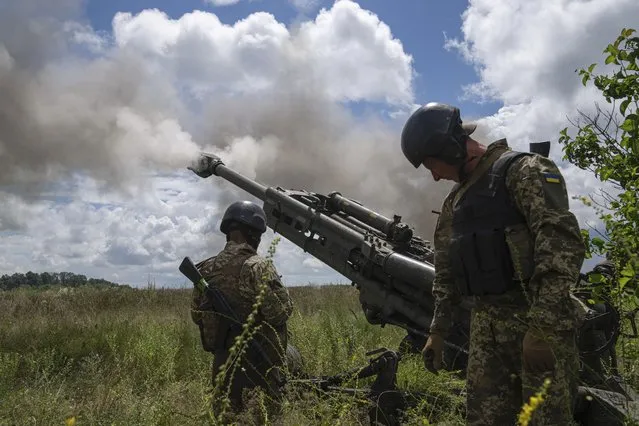 Ukrainian servicemen fire at Russian positions from a U.S.- supplied M777 howitzer in Kharkiv region, Ukraine, on Thursday, July 14, 2022. (Photo by Evgeniy Maloletka/AP Photo)
