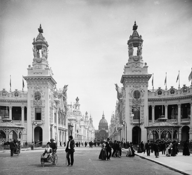 The grand perspective of the Avenue Nicholas II at the Paris Exposition Universelle of 1900, looking towards the Hotel des Invalides, 1900.