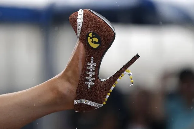 Miss Iowa Aly Olson displays her shoe during the Miss America Shoe Parade at the Atlantic City boardwalk, Saturday, September 13, 2014, in Atlantic City, N.J. (Photo by Julio Cortez/AP Photo)