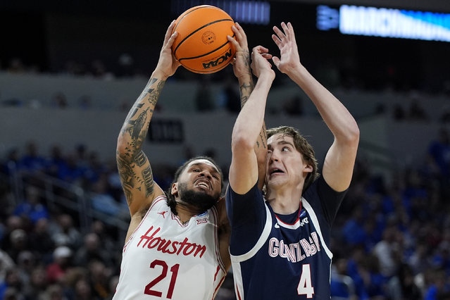 Houston guard Emanuel Sharp (21) tries to shoot around Gonzaga guard Dusty Stromer (4) during the second half of the second round of the NCAA college basketball tournament, Saturday, March 22, 2025, in Wichita, Kan. (Photo by Charlie Riedel/AP Photo)