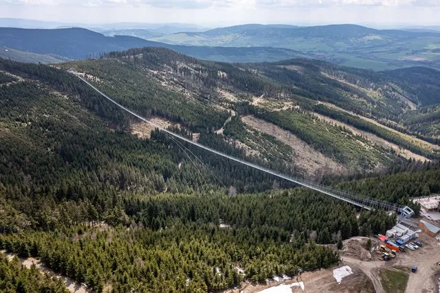 A view of the newly completed world's longest suspension bridge, the “Sky Bridge 721”, in Dolni Morava, Czech Republic, 09 May 2022. (Photo by Maciej Kulczynski/EPA/EFE)