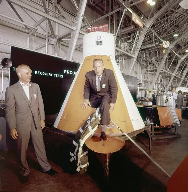 Astronaut Scott M. Carpenter in civilian clothes, looking out of rocket nose cone with astronaut John Glenn on June 8, 1959. (Photo by AP Photo/CPG)