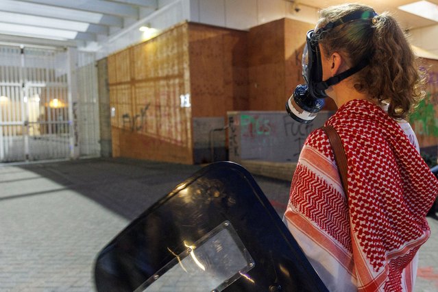 A woman protests against Trump's immigration policies outside an ICE detention facility in Portland, Oregon, U.S., on September 1, 2025. (Photo by John Rudoff/Reuters)