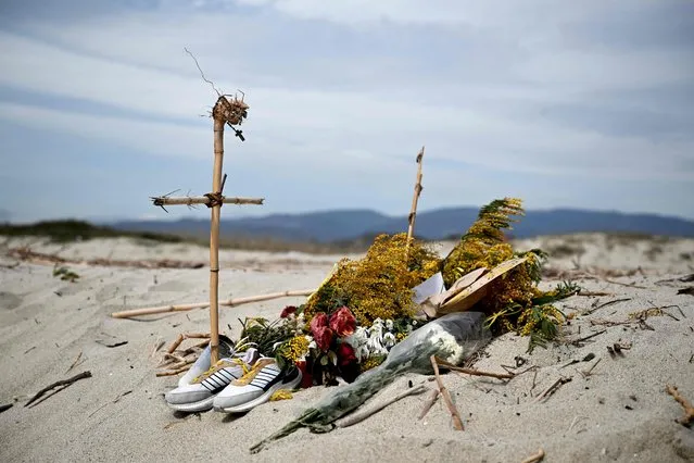 This photograph taken on March 9, 2023, shows flowers and crosses set as a memorial on a beach near Cutro, where at least 72 migrants died on February 26, after their boat sank off Italy's southern Calabria region. Italian Prime Minister will hold a cabinet meeting on March 9 near the site of a deadly shipwreck, as the debate rages over whether the right-wing government's migration policies cost lives. (Photo by Tiziana Fabi/AFP Photo)
