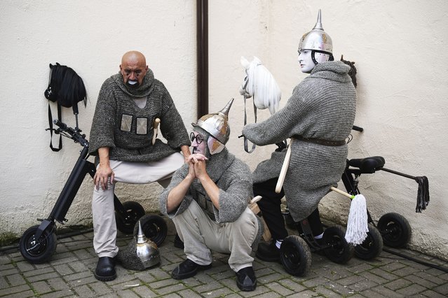 Circus performers prepare for Karandash-Fest, a street festival of circus performers in Staritsa, Russia, August 2, 2025. (Photo by Pavel Bednyakov/AP Photo)