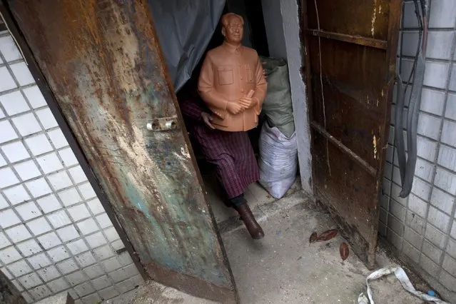 A worker carries a wax mould of China's late Chairman Mao Zedong as he walks out of a factory which produces statues of Mao in Shaoshan, Hunan province, December 7, 2014. (Photo by Darwin Zhou/Reuters)