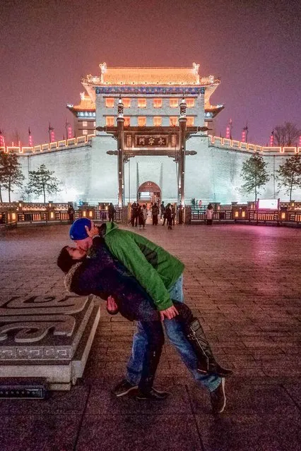 Husband and wife Rob 34 and Joli Switzer 33 from Maryland, USA do their DipKiss pose at the Great Wall in Xian, China. (Photo by Dipkiss Travels/Caters News Agency)