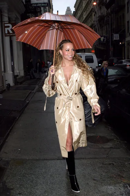American singer-songwriter Mariah Carey walking through the rain into a New York recording studio on May 21, 2003. (Photo by James Devaney/WireImage)