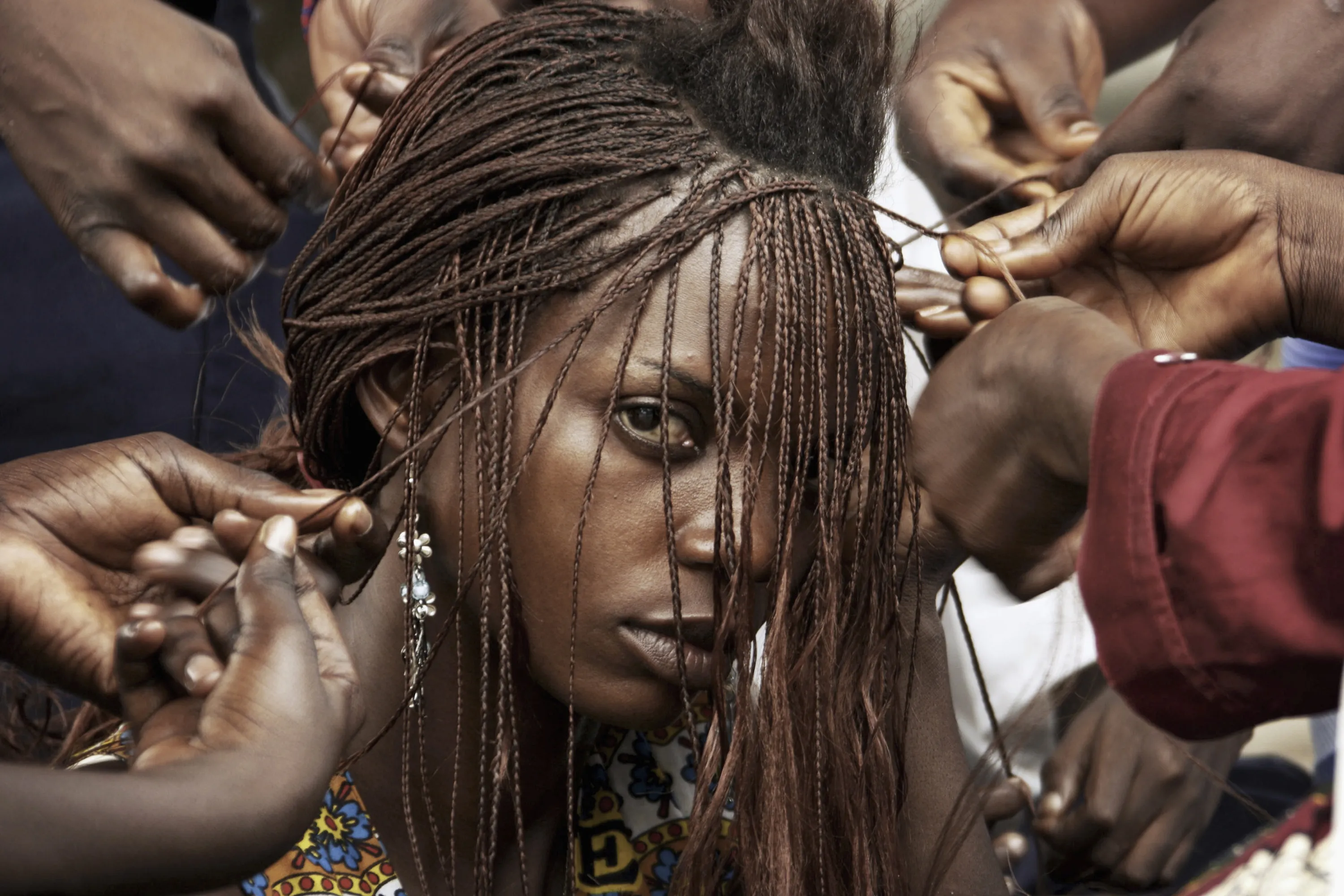 Африка белая женщина. Прически древней Африки. Древние африканские прически. Плетение кос в племенах. Прически женщин Африки.