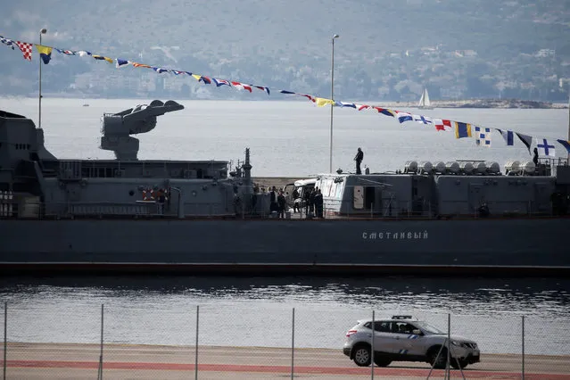 Russian naval destroyer Smetlivy is docked at the port of Piraeus where it will take part in an event connected with the Russian-Greek year of culture near Athens, Greece, October 30, 2016. Russia despatched the naval destroyer Smetlivy to Syria to join its battle group there for a few months, Russian government daily Rossiiskaya Gazeta reported, following the event in Greece. (Photo by Alkis Konstantinidis/Reuters)