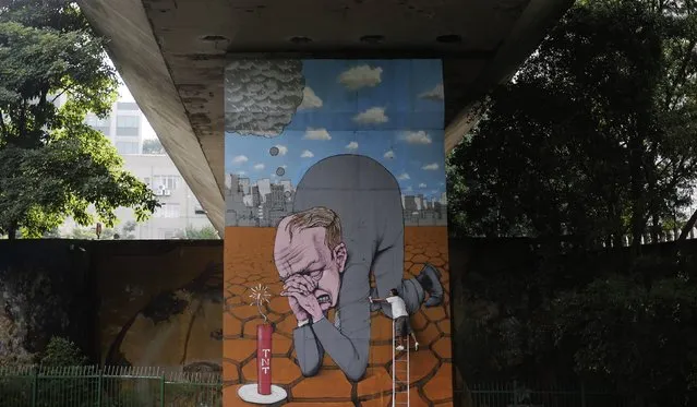 Brazilian artist Paulo Ito uses graffiti to create a mural highlighting the issue of severe water shortages in Sao Paulo, January 24, 2015. Sao Paulo, Brazil's drought-hit megacity of 20 million, has about two months of guaranteed water supply remaining as it taps into the second of three emergency reserves, officials say. (Photo by Nacho Doce/Reuters)