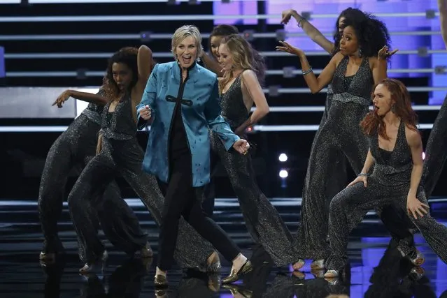 Host Jane Lynch performs an opening number at the People's Choice Awards 2016 in Los Angeles, California January 6, 2016. (Photo by Mario Anzuoni/Reuters)